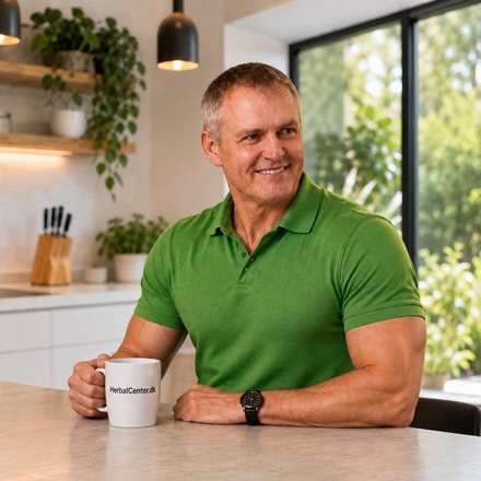 Peter Netz Lassen fra HerbalCenter.dk med en kop kaffe